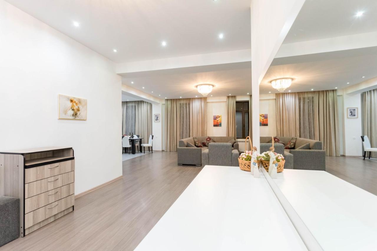 Apartment In The City Center Lll Tbilisi Buitenkant foto